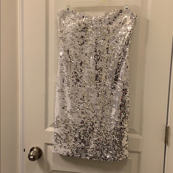 Like new sequin body on mini dress - Picture 2 of 4